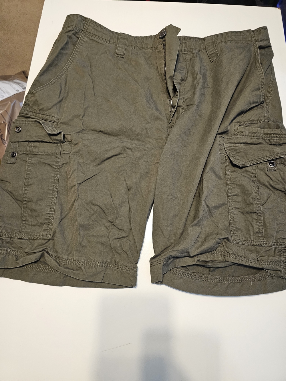 Men's Olive Green Cargo Shorts with Utility Pockets